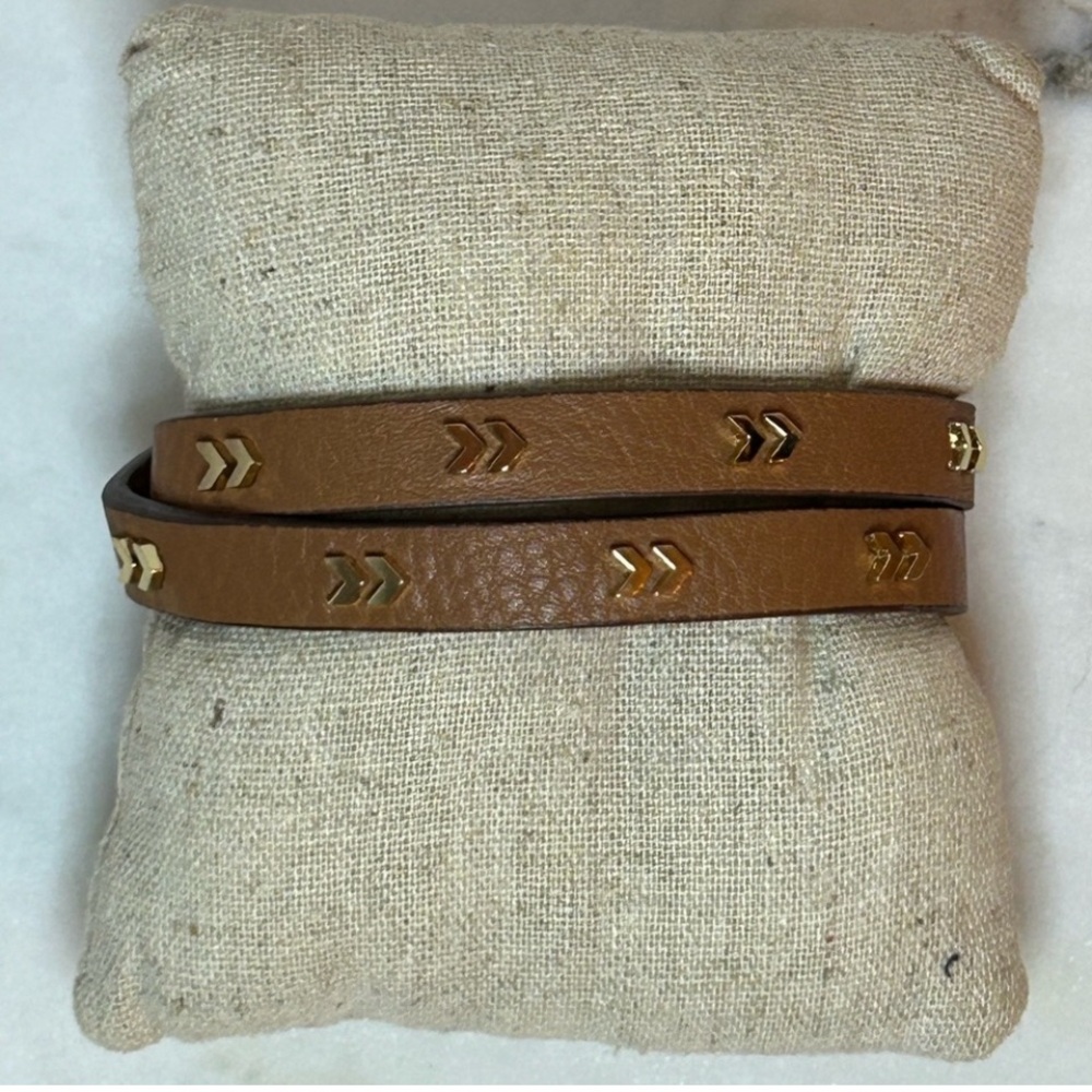 🤎Stella & Dot Tan Leather Wrap Bracelet with Gold Chevron Accents - Picture 2 of 4